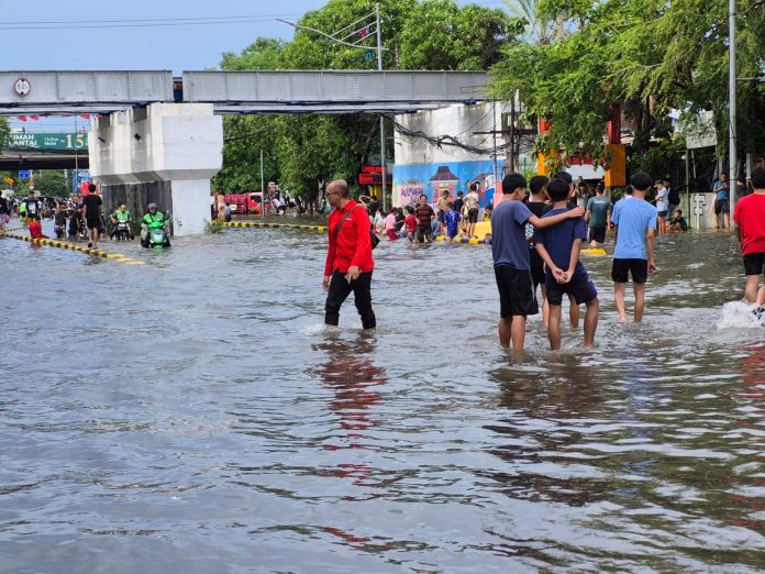 Banjir Gunung Sahari 40 Cm: Mobil Lancar, Motor Terhambat