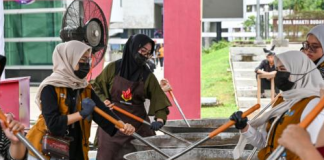 17.000 Paket Rendang untuk Sumatera Disalurkan