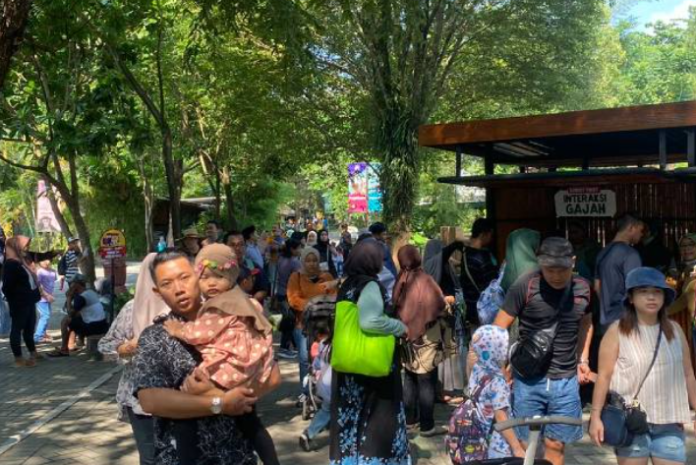 Wisatawan Gembira Loka Tembus 11 Ribu per Hari