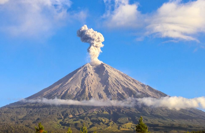 Semeru Meletus Dua Kali Pagi Ini